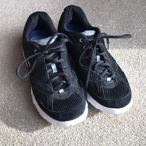 Athletic walking/running shoes